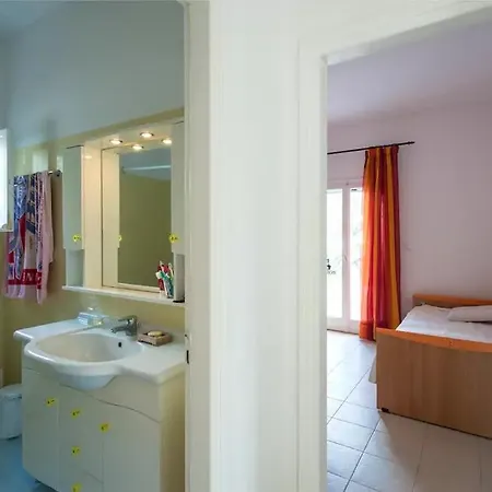 Adorable 3 Bedroom Maisonette In Pounta Lägenhet